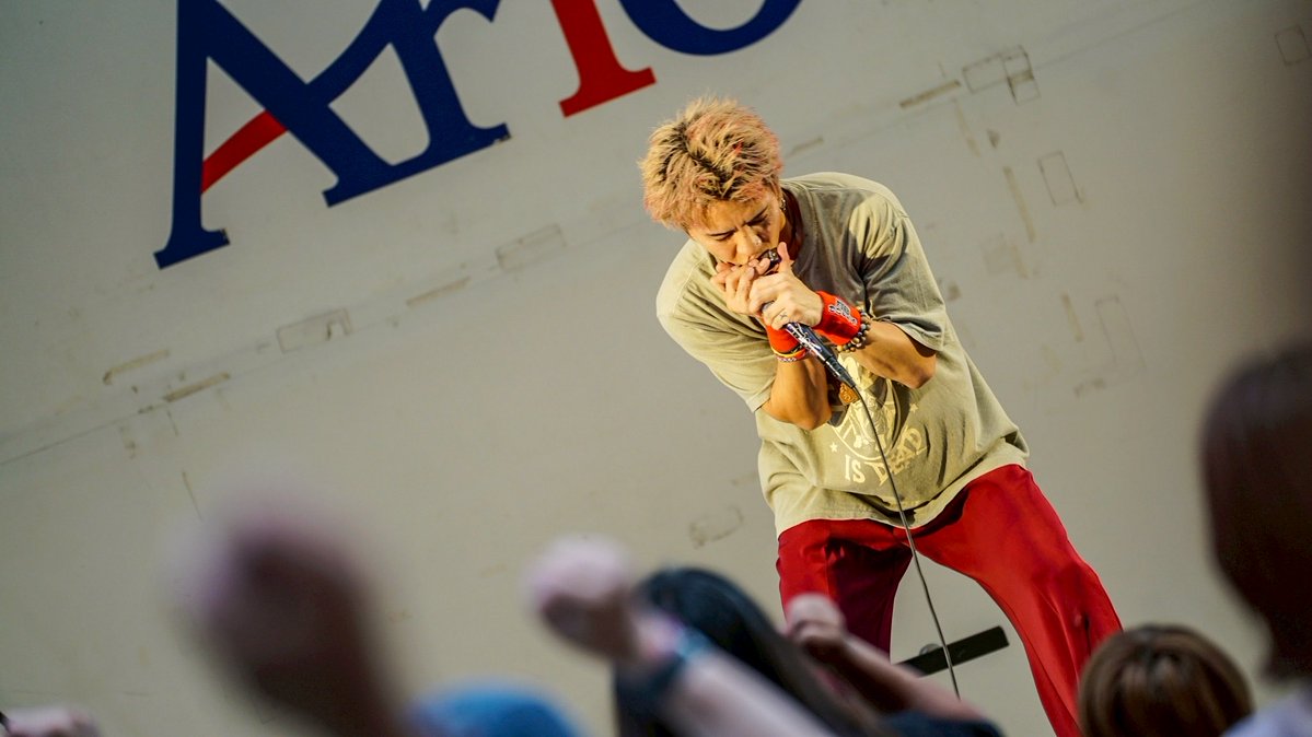 BNV__KEI's tweet photo. Peaceful World Vol.2 in アリオ上尾！

猛暑の中、皆さんありがとうございました！！

ここ最近イベントはほぼ決まってと言っていいほど、トリを任せていただいております！

そのおかげで、けいたろうは毎回ガス欠の体力で家に帰ります（笑）

まあ何番手であろうとこれは揺るがないことなのですが、とにかく誰よりも一生懸命に歌う、それが今の自分にできることであり、
求められていることであると、自覚しています。

ファンの皆さんの声援、後押しがあってこそ
僕はフルスロットルで歌うことができます！

明日もついて来てくれ！！！

豊っち、スタッフの皆さま、そして出店者の皆さま、お疲れ様でした！！

明日もよろしくお願いします！！

ﾖｲｼｮｰ！！