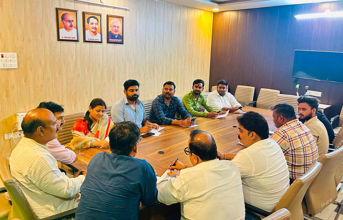 Ajeetbabbanbjp's tweet photo. आज जिला कार्यालय पर जिला पदाधिकारियों और मॉनिटरिंग टीम के साथ बैठक कर #DLP एवं #EkPedMaaKeNaam अभियान की योजना रचना बनाई।
@BJP4India @BJP4UP @Bjp4Awadh @BJP4HDI https://t.co/SQMPfZBNKI