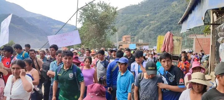 lainsurgente1's tweet photo. 🔴#Urgente  
🟡#LaPax
🟢 #Yungas #LaAsunta 
Ayer, durante la visita del gobernador a la zona, los comunarios aprovecharon la oportunidad para denunciar la minería ilegal que afecta a sus comunidades. Le explicaron que ya habían acudido a diferentes autoridades sin obtener respuestas. Sin embargo, la única respuesta que recibieron fue que el problema ya era conocido.
Si mañana ocurre un desastre ambiental, si el río Boopi es contaminado o si las comunidades sufren las consecuencias de la minería ilegal, el primer responsable político será el gobernador de La Paz. Como máxima autoridad departamental, tiene la obligación de exigir que se cumpla la ley, gestionar acciones ante el Gobierno y dar respuestas a los ciudadanos que confiaron en él.
No basta con reconocer que se conoce el problema. Gobernar significa actuar antes de que sea demasiado tarde.

Un gobernador no viaja solo para la foto, los aplausos o el turismo. Viaja, sobre todo, para asumir la responsabilidad del cargo y resolver los problemas de la gente.
@LuisRevillaH  @AJAMBolivia @Rodrigo_PazP  @Ofiprebo @M_Mineriabo 
#LaPaz
#GobernaciónDeLaPaz
#MineríaIlegal
#RíoBoopi
#DefendamosElAgua
#NoALaContaminación
#Comunarios
#MedioAmbiente
#Responsabilidad
#GestiónPública
#LaPazExigeRespuestas
#Bolivia