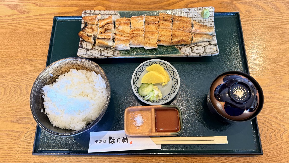 Saule_Flower's tweet photo. 『蒸しの入らない鰻』

蒸しを入れず、生から焼く地焼きだからこそ、
鰻が反り返るのだそう。

今日の鰻は大きめですが、、

あっさりし過ぎなのでは…？

#鰻
#はじめ https://t.co/wmnyGMi1pW
