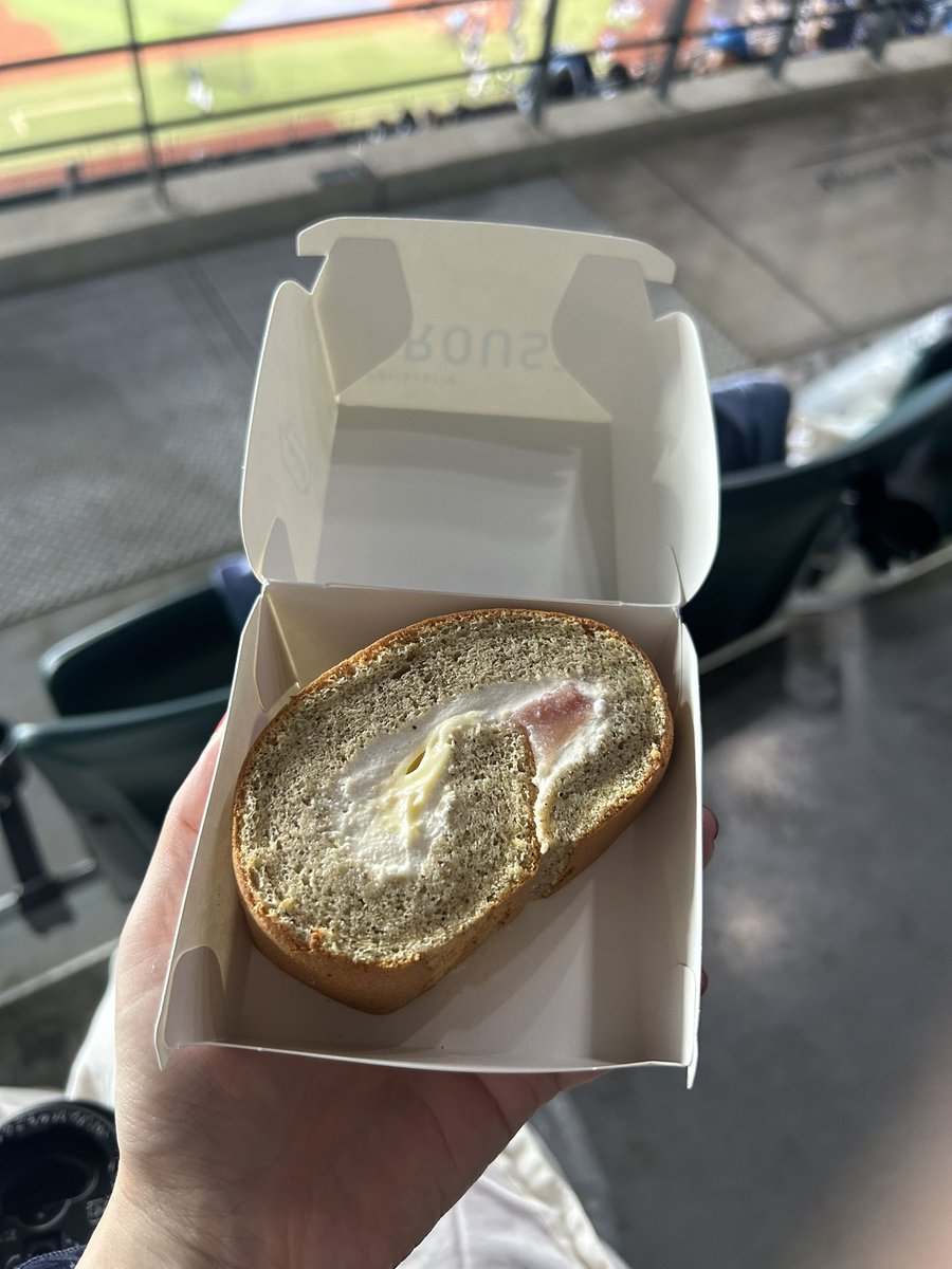 kurobane293's tweet photo. プルーストロールの限定味・紅茶と白桃、ドライシャウエッセン、そして試合後に負けたからではないけど、優光の冷やし貝出汁醤油ラーメンプレミアム（ネギ抜き）。今日も良く食べた！（胃袋小さくなったなぁ…） https://t.co/8S5T9MdpcX