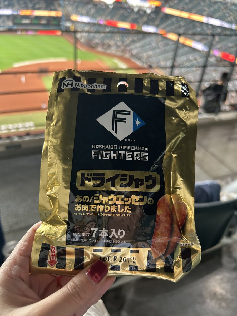 kurobane293's tweet photo. プルーストロールの限定味・紅茶と白桃、ドライシャウエッセン、そして試合後に負けたからではないけど、優光の冷やし貝出汁醤油ラーメンプレミアム（ネギ抜き）。今日も良く食べた！（胃袋小さくなったなぁ…） https://t.co/8S5T9MdpcX