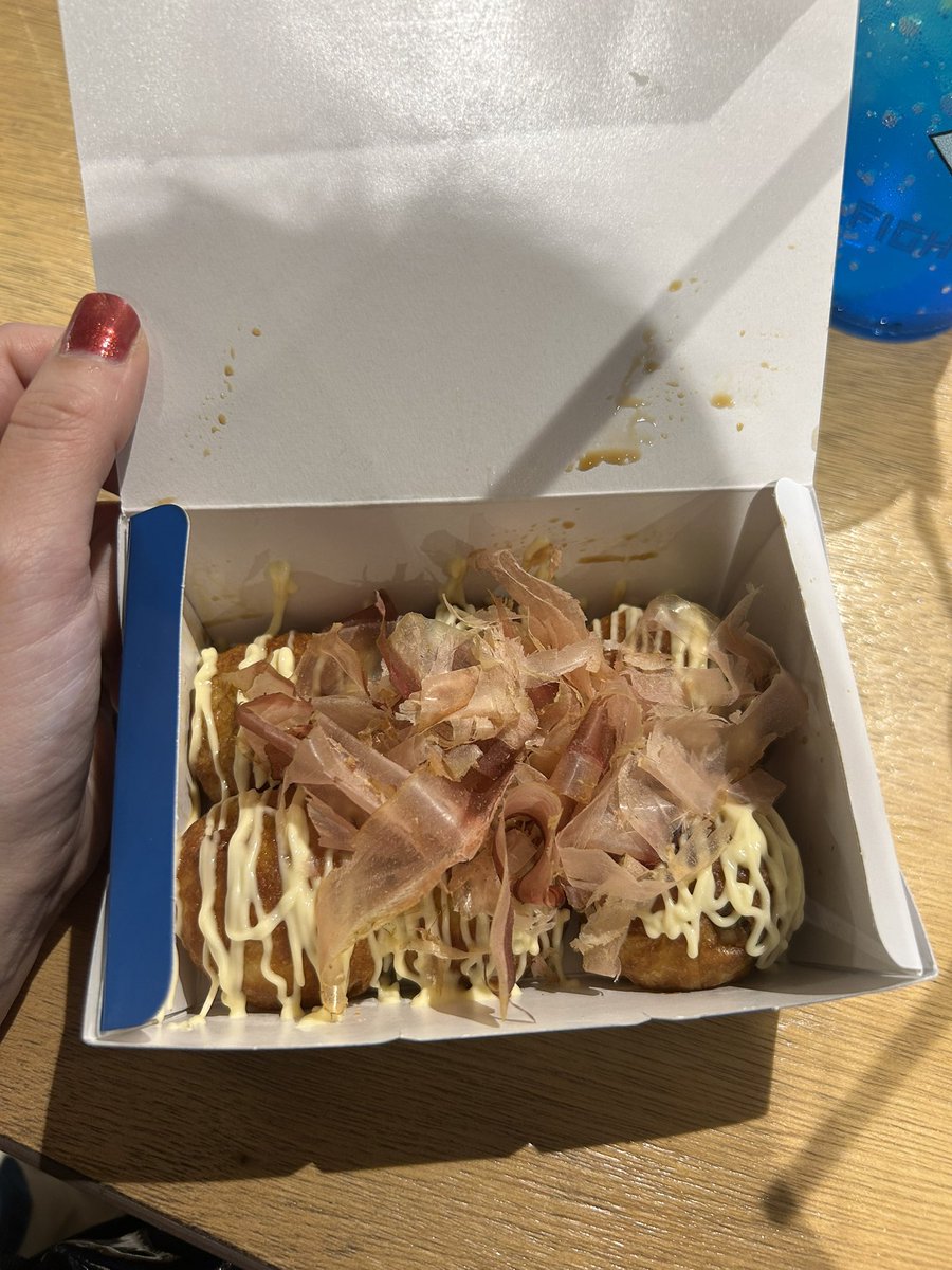 kurobane293's tweet photo. 斉藤ゆきやのレイクブルーソーダ、淺間のピーチソーダ、わなかのたこ焼き、カフェラテ。 https://t.co/5z9NLHRyon