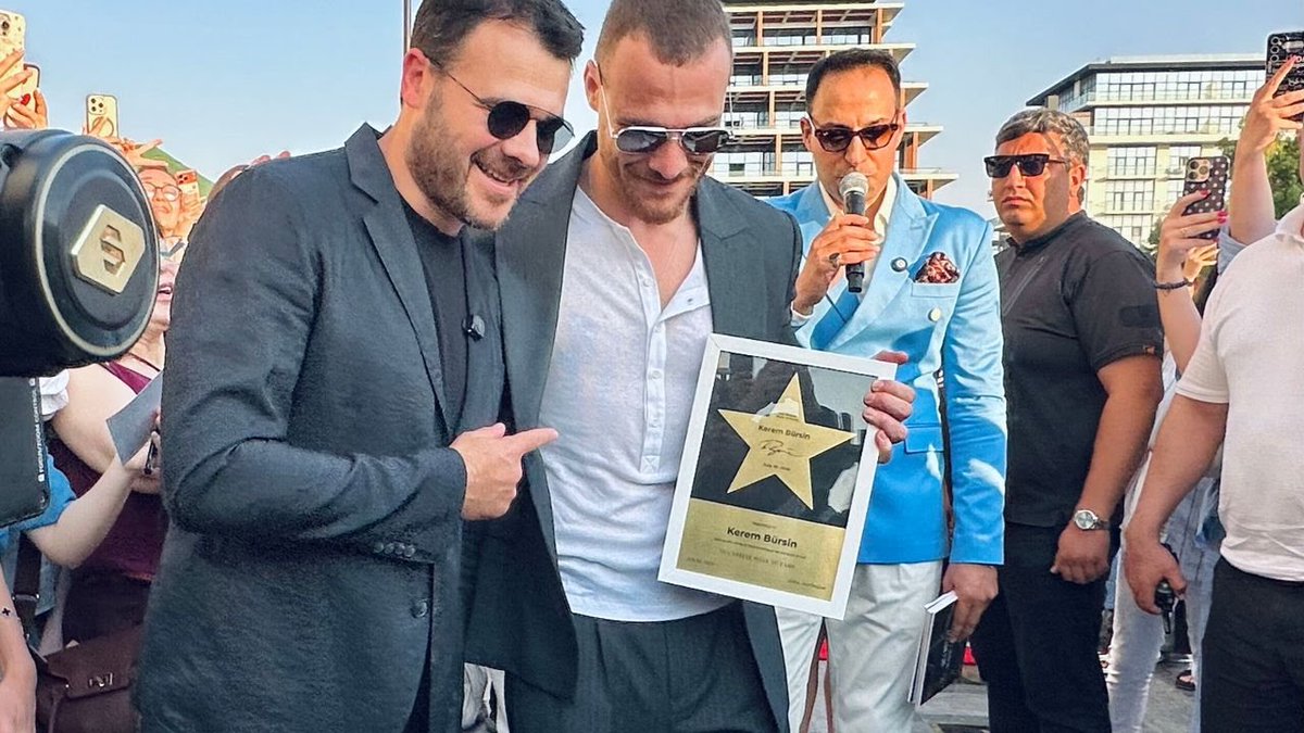 ela_b75225's tweet photo. KEREM BÜRSİN, SEABREEZE’DE HAYRANLARIYLA BİR ARAYA GELDİ 🌟

#KeremBürsin
#KeremBürsinBaküde 
 https://t.co/agF9ounOM0 https://t.co/yqgUZiHLl0