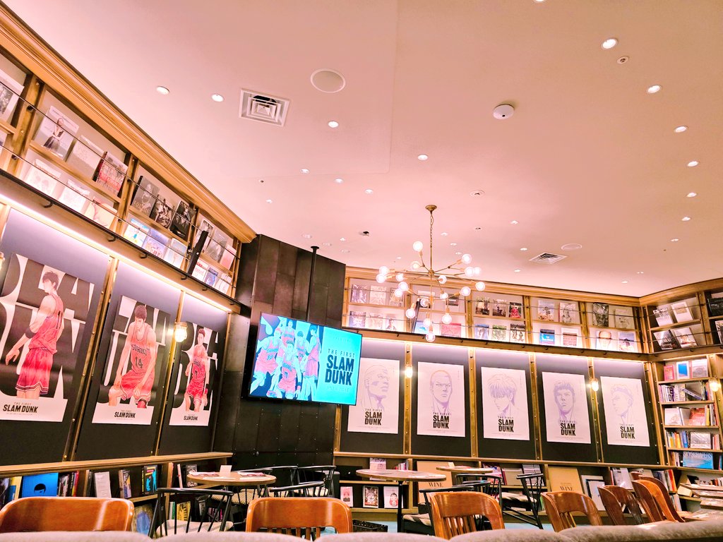 SD14mitsu's tweet photo. 🏀ザファカフェ東京(2024.08)🏀

いよいよザファカフェ入場🏀
整理番号が早いほうだったのでよかった😚
まーじで幸せ空間すぎる！！どこを見てもザファだらけー！！
これを見てたから神戸のカフェは寂しく感じてしまった。やっぱこの規模でコラボカフェやるのは中々難しいのかなー。 https://t.co/FRplvB2HAK