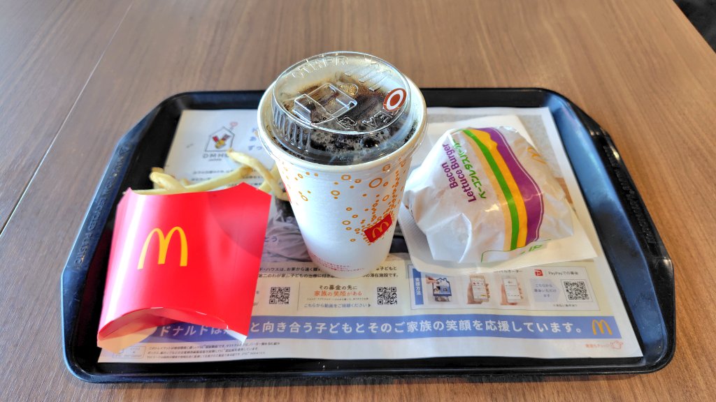 kayoi13's tweet photo. 昨日の🎾帰りにイオンへお買い物、お昼はいつものフードコートでマック🍔🍟☕🎶
毎回同じ画だけどやめられんねコレは（笑）😋🍟⬆️

#イオン大好き https://t.co/Ebt74JdXpn