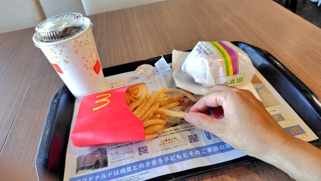 kayoi13's tweet photo. 昨日の🎾帰りにイオンへお買い物、お昼はいつものフードコートでマック🍔🍟☕🎶
毎回同じ画だけどやめられんねコレは（笑）😋🍟⬆️

#イオン大好き https://t.co/Ebt74JdXpn