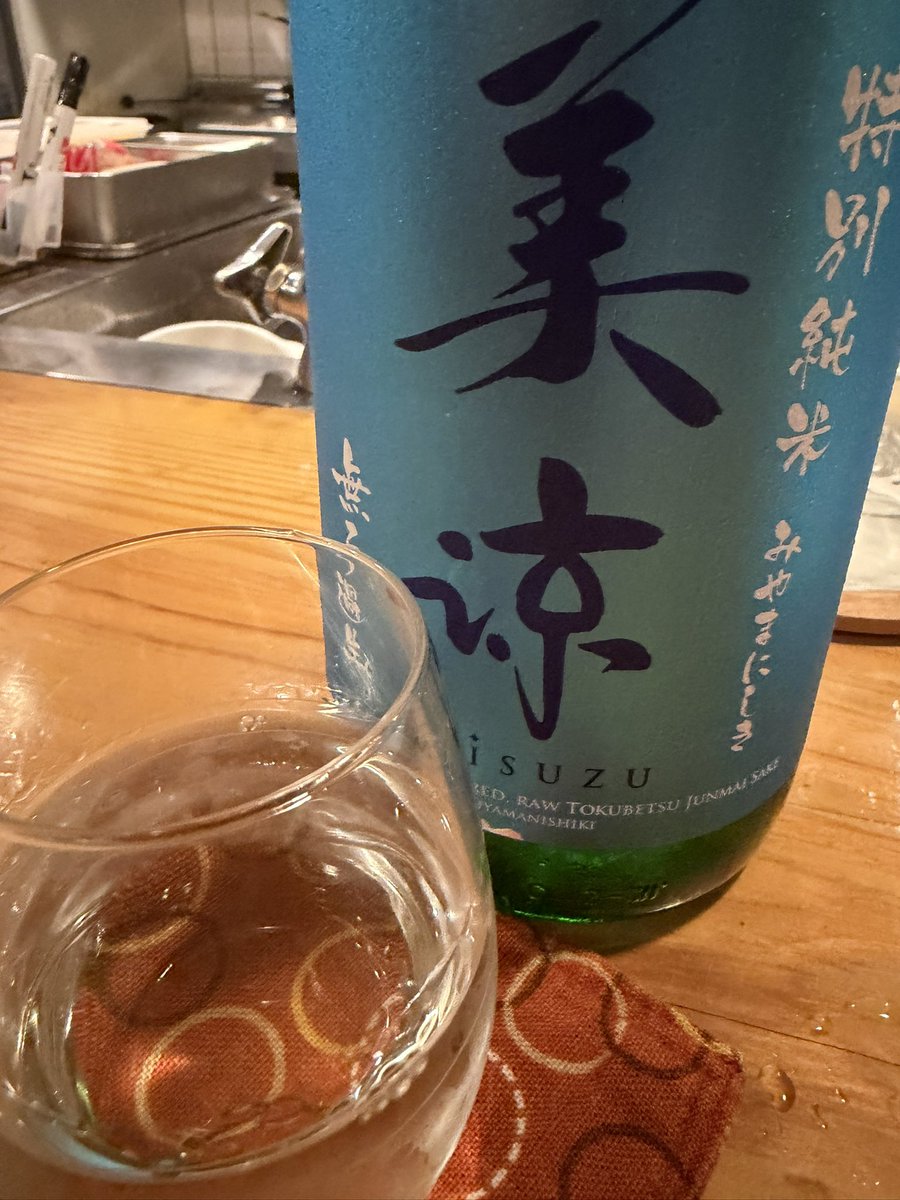white17th's tweet photo. 美涼はスッキリ旨みのある辛口って感じで飲みやすくて美味い😋
#直木 #日本酒 #淵野辺 #相模原 #美涼 https://t.co/N98eOCLBvP