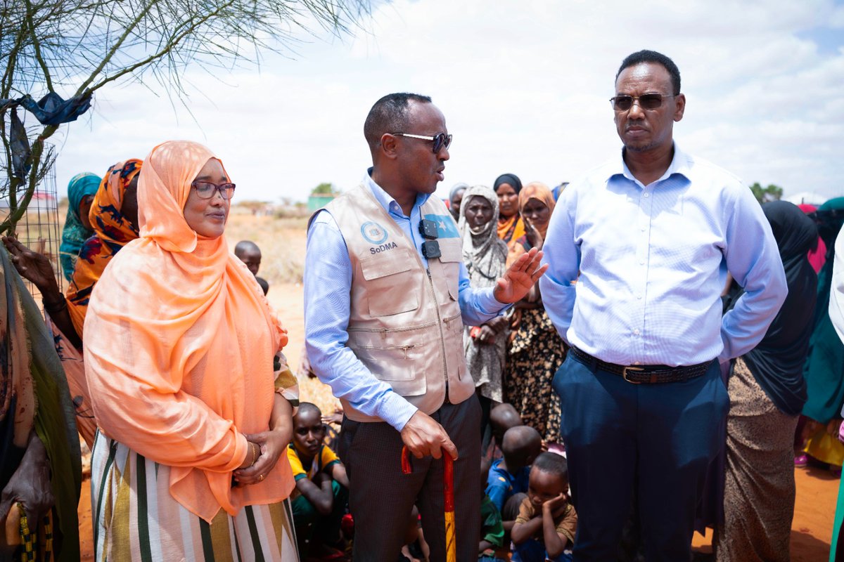aleelcomms's tweet photo. Captured through our lens in Caabudwaaq, Galgaduud, Galmudug. Today, @SoDMA_Somalia assessed the humanitarian situation on the ground, while Chairman @MahamuudMoallim called on international partners to step up support for drought-affected communities.
#SoDMASomalia #HumanitarianRespons