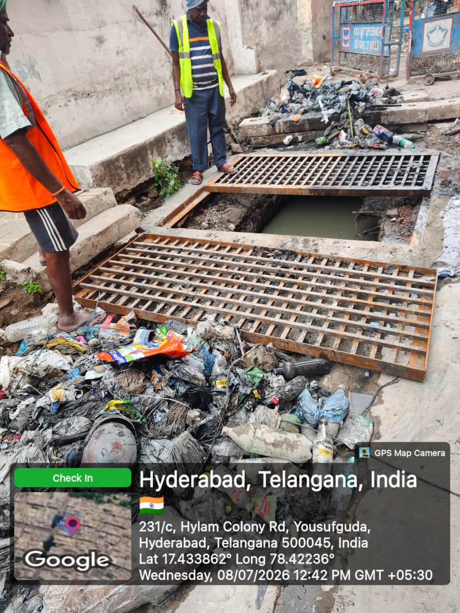 Comm_HYDRAA's tweet photo. — ముమ్మ‌రంగా పూడిక తీసే ప‌నిలో హైడ్రా
— ఊపిరి పీల్చుకుంటున్న వ‌ర‌ద కాలువ‌లు
— 20 రోజుల్లో 1570 ట్ర‌క్కుల పూడిక‌ను తొల‌గించిన హైడ్రా

✳️ న‌గ‌రంలో నాలాలు ఊపిరి పీల్చుకుంటున్నాయి. జూన్ 22వ తేదీ నుంచి పెద్ద‌యెత్తున పూడిక తీత ప‌నుల‌ను హైడ్రా చేప‌ట్టింది. నిరంత‌రంగా ప‌నులు కొన‌సాగించ‌డంతో నాలాల్లో ట్ర‌క్కుల కొద్దీ పూడిక బ‌య‌ట ప‌డుతోంది.హైడ్రా మాన్సూన్ రెస్పాన్స్ టీమ్స్‌తో పాటు.. డిజాస్ట‌ర్ రెస్పాన్స్ టీమ్‌లు రంగంలోకి దిగి పూడిక‌ను తొల‌గిస్తున్నాయి. పేరుకుపోయి పూడికతో మురుగు కంపు కొట్టిన నాలాలు ఇప్పుడు వ‌ర‌ద ప్ర‌వాహానికి ఆటంకాలు లేకుండా మారుతున్నాయి. న‌గ‌ర వ్యాప్తంగా హైడ్రా పెద్ద‌యెత్తున పూడిక తీసే ప‌నులు ప్రారంభించి కొన‌సాగిస్తోంది. ఇలా జూన్ 22 వ తేదీ నుంచి జులై 11 వ తేదీ వ‌ర‌కూ మొత్తం 1570 ట్ర‌క్కుల పూడిక‌ను హైడ్రా తొల‌గించింది. మ్యాన్‌హోల్స్‌, క‌ల్వ‌ర్టుల‌వ‌ద్ద పేరుకుపోయిన పూడిక‌తో పాటు ప్ర‌వాహానికి అడ్డుగా ఉంటుంద‌నే ఉద్దేశంతో నాలాల్లో పూడిక‌ను కూడా హైడ్రా తొల‌గిస్తోంది. న‌గ‌ర‌వ్యాప్తంగా అనేక కాల‌నీల్లో నాలాల్లో పూడిక తీయ‌డంతో మురుగు నీరు కూడా సాఫీగా సాగుతోంది. దీంతో మురుగు పోటెత్తే ప‌రిస్థితులు కూడా న‌గ‌రంలో చాలావ‌ర‌కు త‌గ్గాయ‌ని న‌గ‌ర ప్ర‌జ‌లు చెబుతున్నారు. 

— కాలువ‌ల్లో చెత్త వేయ‌వ‌ద్దు: శ్రీ ఏవీ రంగ‌నాథ్ గారు, హైడ్రా క‌మిష‌న‌ర్‌
✳️ ఇంట్లో ప‌నికిరాని వ‌స్తువుల‌న్నీ వ‌ర‌ద‌, మురుగు కాలువ‌ల్లోకి వెళ్తున్నాయి. దీంతో వ‌ర‌ద ప్ర‌వాహానికి తీవ్ర ఆటంకాలు ఏర్ప‌డుతున్నాయి. వ‌ర్షం ప‌డిన‌ప్పుడు వ‌ర‌ద కాలువ‌ల్లో వ‌ర‌ద సాఫీగా సాగ‌క కాల‌నీల‌ను, ర‌హ‌దారుల‌ను ముంచెత్తుతున్నాయి. నాలాల్లో చెత్త వేయ‌వ‌ద్ద‌ని హైడ్రా క‌మిష‌న‌ర్ శ్రీ ఏవీ రంగ‌నాథ్ గారు న‌గ‌ర ప్ర‌జ‌ల‌కు విజ్ఞ‌ప్తి చేశారు. న‌గ‌ర వ్యాప్తంగా ఎక్క‌డ చెత్త తీసినా ట‌న్నుల‌కొద్దీ చెత్త బ‌య‌ట ప‌డుతోంది. ప్ర‌జ‌లు ఈ విష‌యంలో దృష్టి సారించి చెత్త‌ను కాలువ‌ల్లో వేయ‌కుండా జాగ్ర‌త్త‌లు తీసుకోవాలని కోరారు. ఇంటింటికీ తిరిగి చెత్త‌ను సేక‌రించే స్వ‌చ్ఛ ఆటోలను వినియోగించుకోవాల‌ని సూచించారు. లేని ప‌క్షంలో చెత్త కుండీల్లో చెత్త‌ను వేయాల‌న్నారు.

#HYDRAA  #MonsoonPreparedness #DrainDesilting #NalaCleaning #FloodManagement