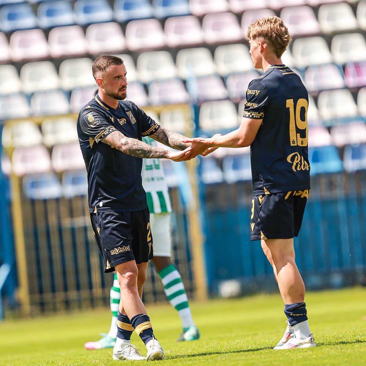 LechPoznan's tweet photo. Lechici zakończyli zgrupowanie we Wronkach 🔚 O 11:00 rozegrali sparing z czeskim Bohemiansem 1905 Praga i wygrali 4:0. 

Sztabowi szkoleniowemu zależało jednak, żeby każdy zawodnik pobiegał co najmniej 60 minut, więc Kolejorz zaprosił również trzecioligową Polonię Środa Wielkopolska, z którą zaliczył 45-minutową grę kontrolną zakończoną bezbramkowym remisem.
