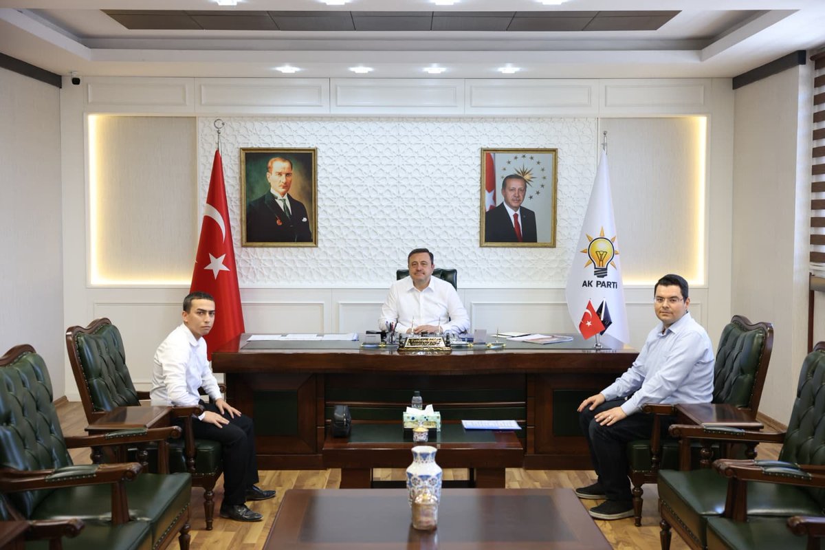 AKPartiG_Antep's tweet photo. İl Başkanımız Sayın Fatih Muhaddis Fedaioğlu; İl Gençlik Kolları Bilgi Teknolojileri ve İletişim Birim Üyemiz Sayın Ali Katarcı ile İl Gençlik Kolları Yönetim Kurulu Üyemiz Sayın İlkçağ Karagenç'i İl Başkanlığımızda ağırladı.

Gerçekleştirilen ziyarette gençlik çalışmalarına dair hasbihal edilerek görüş alışverişinde bulunuldu.

Nazik ziyaretleri dolayısıyla genç kardeşlerimize teşekkür ediyor, çalışmalarında başarılar diliyoruz.

@abuyukgumus 
@fmfedaioglu 
@Akparti