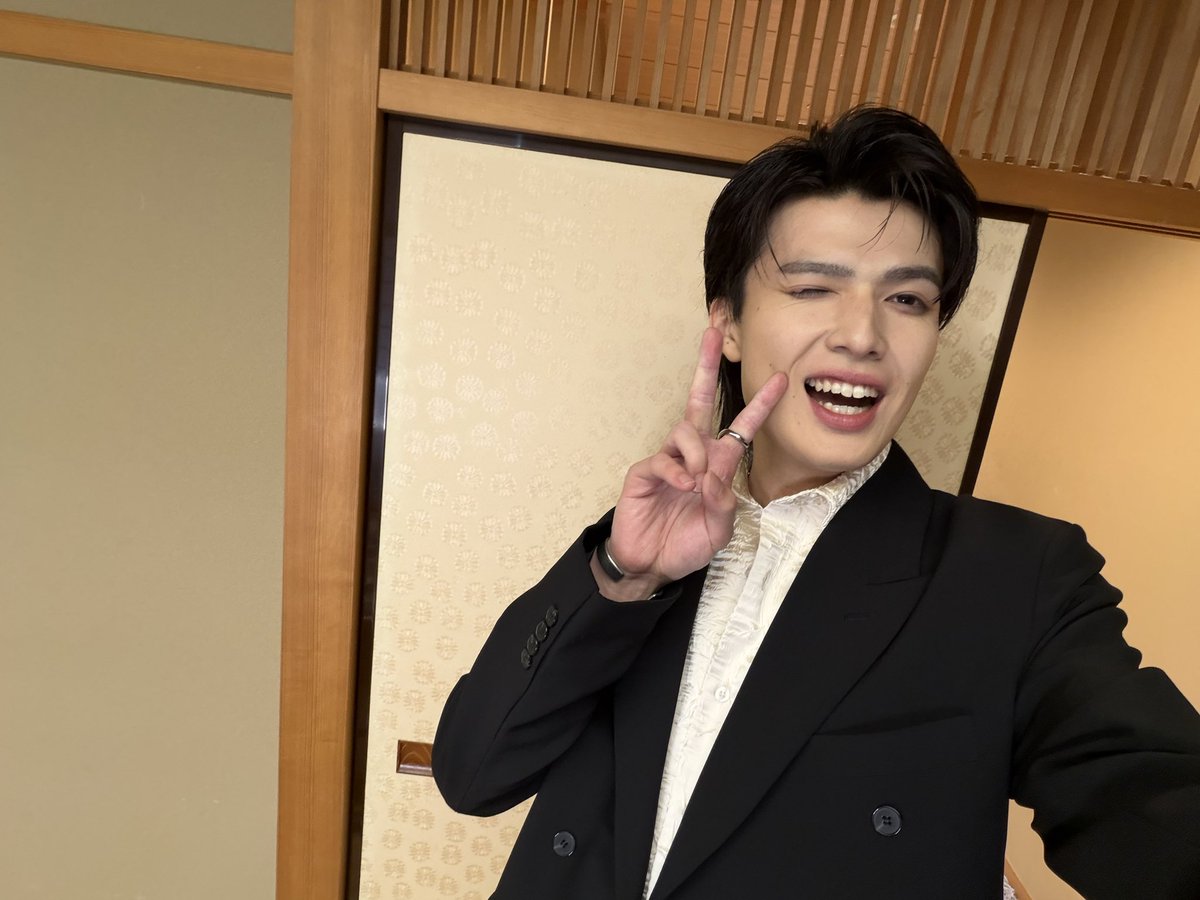 reizi_sakagaki's tweet photo. バーイベ東京両部にご来場頂きありがとうございます。
ともや、佑さんもきてくれて楽しすぎた！
ファンの皆さんも沢山笑ってくれて嬉しかった。
そして何よりお会いできて幸せでした。
会いに来てくれてありがとう‼️

これからも恩返し出来るように、責任を持って１つ１つのお仕事を頑張りたいと思います。

そして素敵にしてくれたヘアメイクさん、衣装さん、事務所スタッフさん方にも本当に感謝です。

ファンのみんな、これからも素敵な景色一緒に見ていこうね
‼️

＊ものもらいあるので、ウィンクしてますw