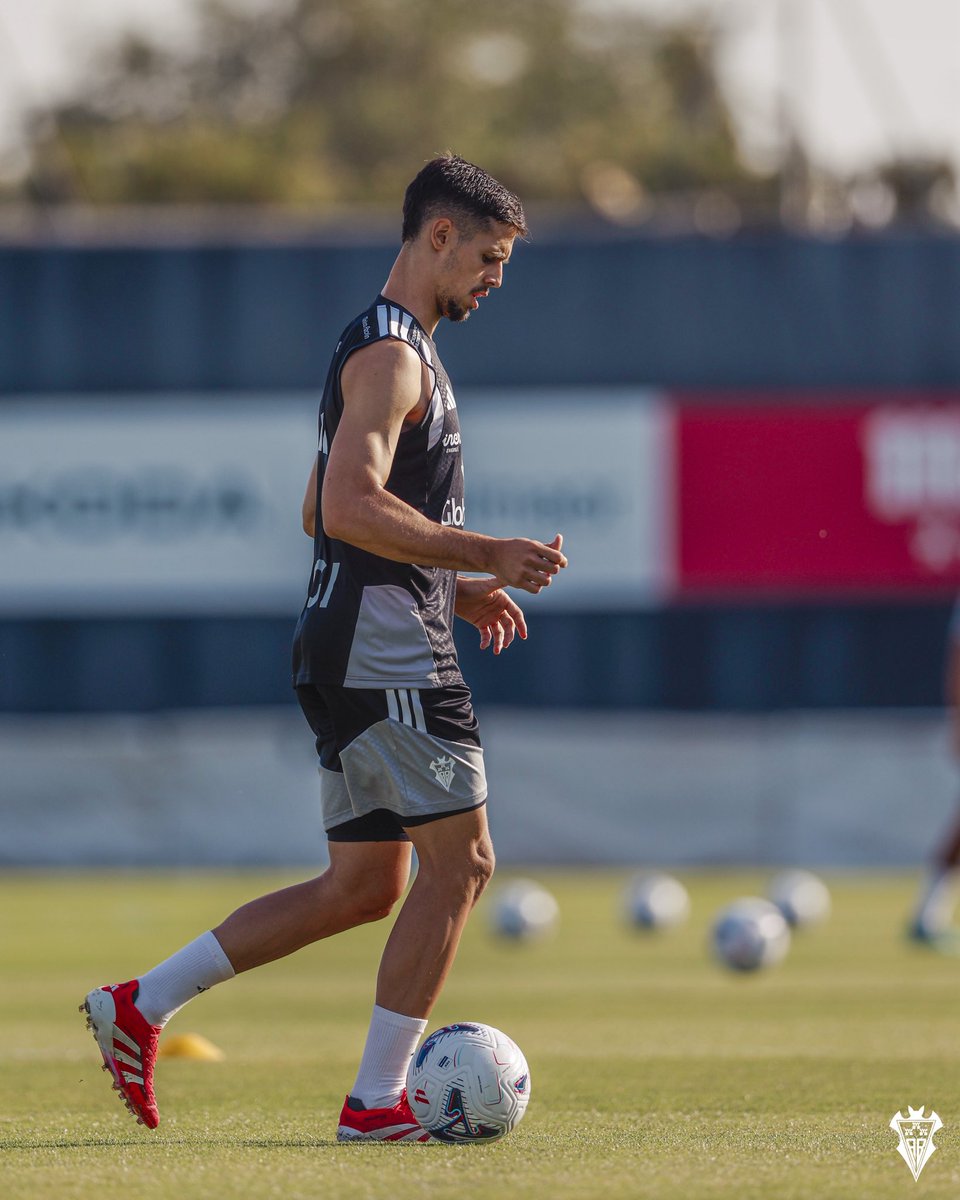 AlbaceteBPSAD's tweet photo. Qué bien sienta tener el ⚽️ cerquita de nuevo 😁 https://t.co/4COlNM5e9H