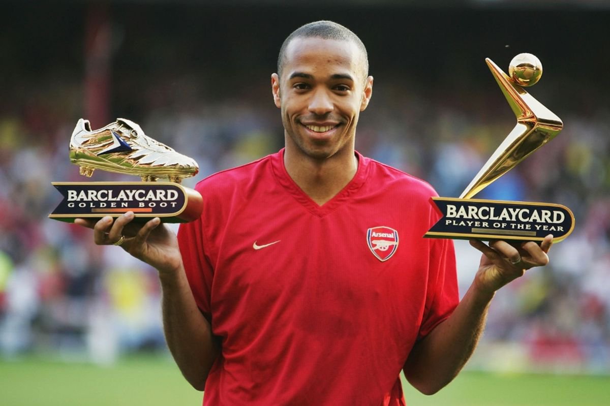 Sakkanel's tweet photo. @seyikanbai That "higher education" notebook where you have "Paloma and Diego" on one side then Thierry Henry on the other side.

Only millenias can relate. https://t.co/qb1mmijybI