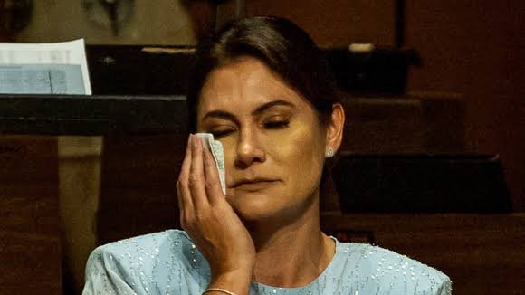 JosephAlvesNig's tweet photo. Michelle Firmo vive o maior tombo de popularidade da história, jamais visto antes.
Enquanto Primeira-Dama, era ovacionada, elogiada e carregada no colo pela direita conservadora e religiosa. Hoje, a maioria esmagadora do povo que antes a admirava, agora a rejeita com força e até repúdio.
E tudo isso por causa das próprias escolhas e atitudes dela.
Ela tem uma decisão difícil, que vai carregar para o resto da vida, independentemente do que escolher:
A) Desaparece das redes e da vida pública, assumindo, ainda que indiretamente, seus erros e o estrago que causou;
ou
B) Continua com os ataques insanos, posts destrutivos e falas desastrosas e difamações contra Flávio Bolsonaro e, consequentemente, Jair Bolsonaro que continua encarcerado, assim como centenas de inocentes, gerando ainda mais repúdio, escárnio, isolamento e transformando definitivamente seu nome em sinônimo de traição para quem um dia a defendeu e símbolo nacional da falsidade humana.
O Brasil inteiro está assistindo.
O relógio não para.
A escolha é dela.
O resultado: o julgamento popular.
A única pergunta: Qual será a melhor opção pra ela?