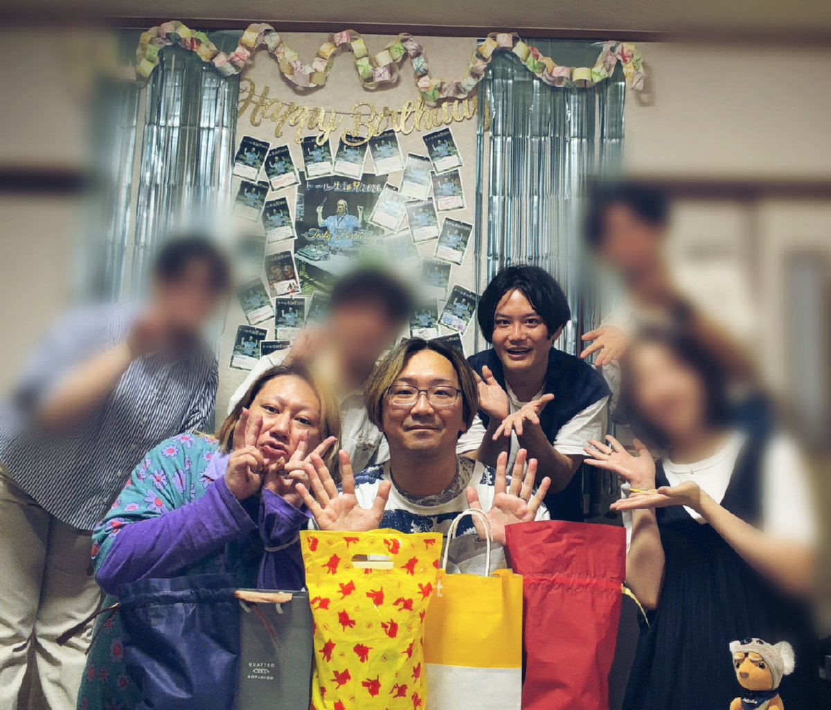 oekakihamaya's tweet photo. 誕生日当日は出張で関西におられないと知って、急ピッチで準備して仲間たちとトール生誕サプライズで開催した！時間の許す限りのお声がけにメッセージ寄せてくださった皆さん、予定合わせてくださった皆さんありがとうございました🙏
今日は最高の笑顔みれてよかった！
トールさん、おめでとう！！！！ https://t.co/htIw9IMdWr