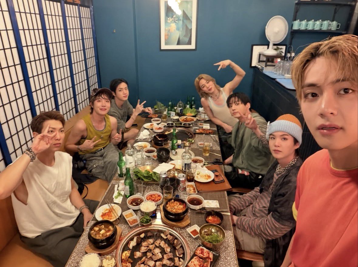 jinniesarchives's tweet photo. OT7 📸 https://t.co/845DN9oY9J