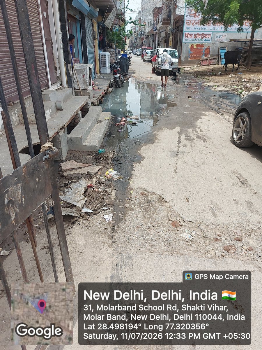 ashokgupta1968's tweet photo. @DelhiPwd Thanks for registering my complaint but 6 days have passed and no remedial action has been taken.I am enclosing geotagged photo graphs of today.This is PWD work so plz not transfer the issue like foot ball. https://t.co/QV4AGzXb7C