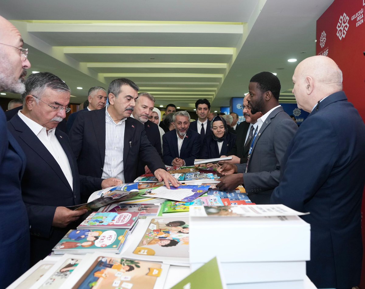 Yusuf__Tekin's tweet photo. 📍Ankara

Türkiye Maarif Vakfımızın kuruluşunun onuncu yılı dolayısıyla düzenlenen Türkiye Maarif Vakfı 10. İstişare Toplantısı’nda kıymetli katılımcılarla bir araya geldik.

Eğitim, bir milletin istikbalini tayin eden insan kaynağını, kurumsal devamlılığını ve devlet fikrini aynı anda inşa eder.

Türkiye Maarif Vakfı da devletimizin uluslararası eğitim vizyonunu taşıyan kurumsal iradenin adıdır.

Eğitim alanını şahsiyet inşasının zemini olmaktan uzaklaştırıp vesayet üretme mekanizmasına dönüştüren kirli odaklara karşı, Cumhurbaşkanımız Sayın Recep Tayyip Erdoğan’ın güçlü iradesi ve kararlı liderliğiyle hayata geçirilen Vakfımız; uluslararası eğitim sahasında güveni yeniden tesis eden, meşru zemini güçlendiren ve Türkiye’nin yurt dışındaki maarif iddiasını kurumsal bir yapıyla geleceğe taşıyan tarihî bir adım olmuştur.

Altmış altı ülkede faaliyet gösteren Vakfımız, kurumsal kapasitesi ve inşa ettiği güven iklimiyle de temayüz etmektedir.

Bu vesileyle, Türkiye Maarif Vakfı 10. İstişare Toplantımızın hayırlara vesile olmasını diliyor, dünyanın dört bir yanında büyük bir adanmışlık duygusuyla görev yapan itibar elçisi bütün çalışma arkadaşlarımıza muvaffakiyetler diliyorum.