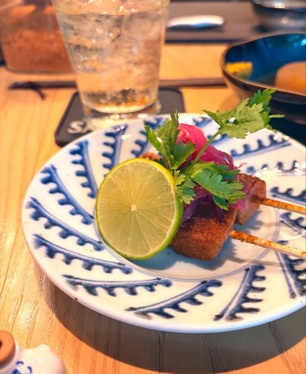 raysgsg_'s tweet photo. 再訪。本マグロの串焼きが羊串みたいにクミンが効いた味つけだった。予想外だが美味い(でも良いマグロだからシンプルな味でも食べたいと思いつつ)。おでんは安定に美味い。小一時間でサクッと1人飲み。
https://t.co/MwekrJK0uI https://t.co/54jMHyc4du