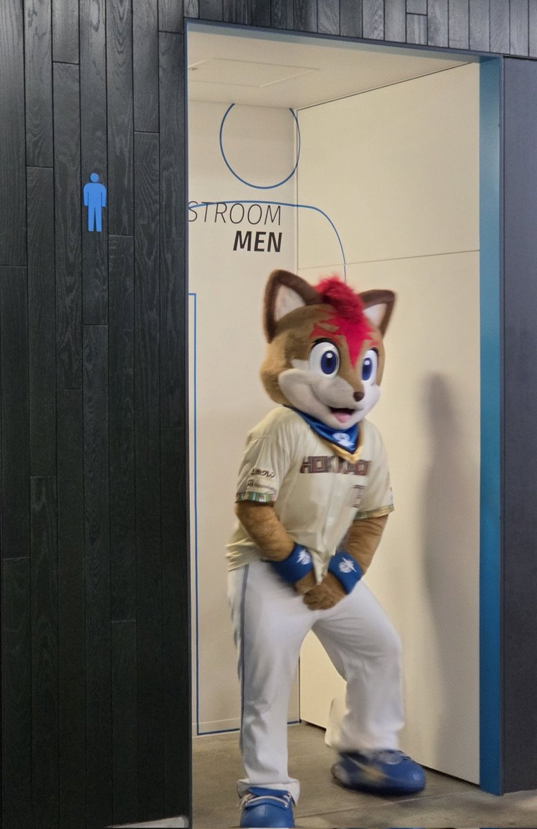 n_tomomomomo86's tweet photo. フレップなんかトイレから出てきたんですけど！ https://t.co/eaykTnPjIt