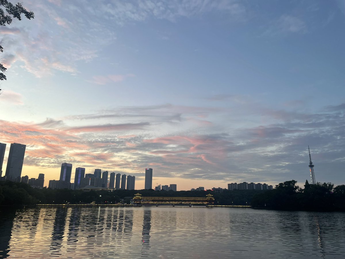 DeepMindLion's tweet photo. 晚霞很美！ https://t.co/zMnFrba7y2