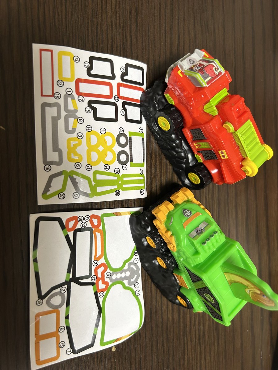 2v_v23's tweet photo. 今回のハッピーセットのシールの細かさと量の多さにびっくりしちゃった💦 https://t.co/oweyq7ZBBL
