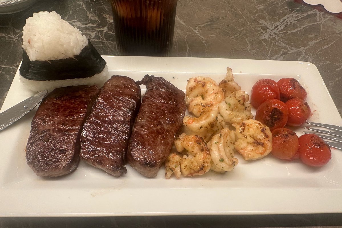 Ryu_LCat's tweet photo. 有时候也不想说太多。
说多了，总感觉自己像个老登。😂

还是健身，好好吃饭吧。

180的大长腿，一脚蹬起3.5个自己。
还能单手拍个照。🙈 https://t.co/mCNbp7XG0g