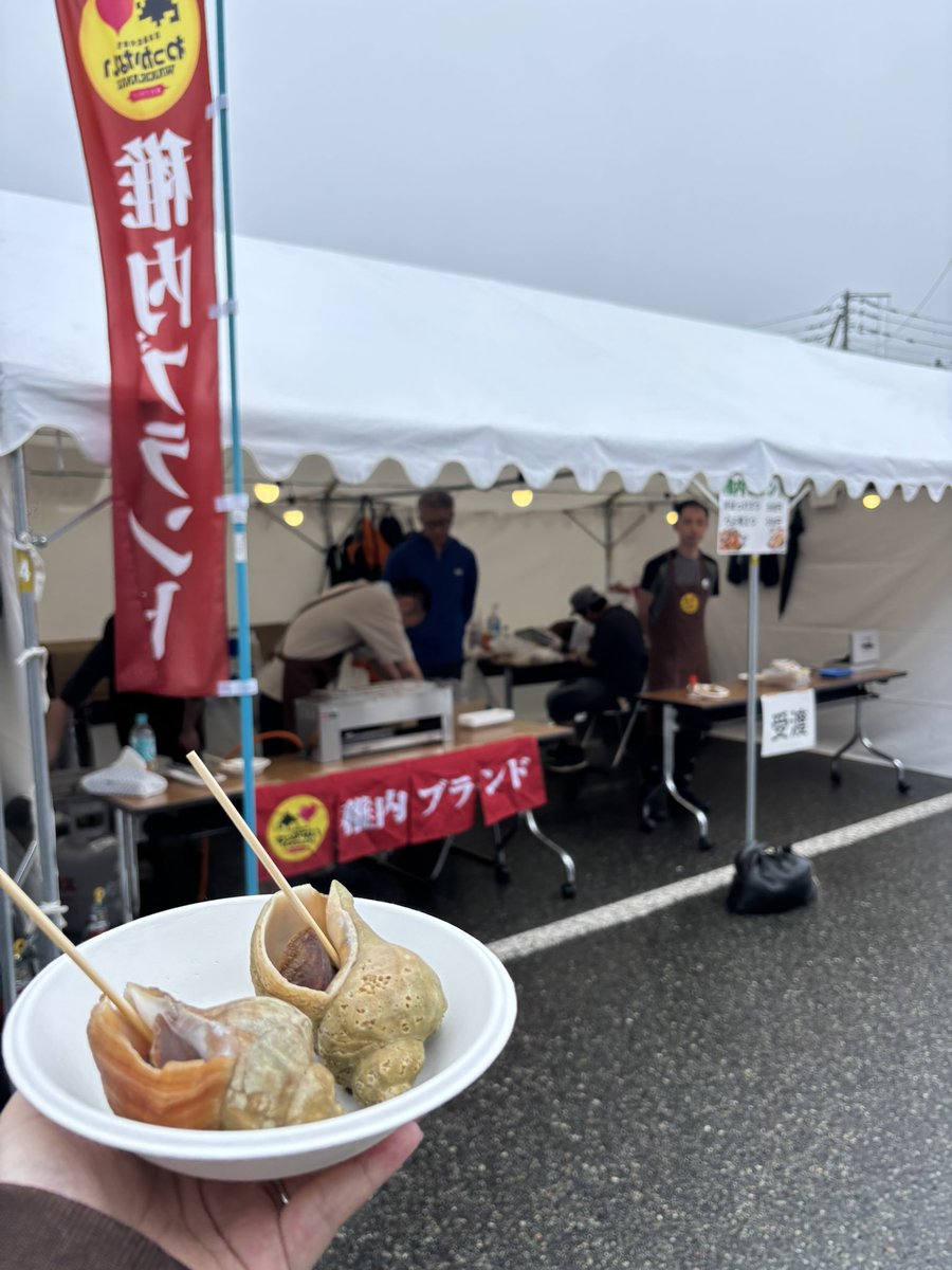 surfeelwakkanai's tweet photo. #サフィールホテル稚内 です🍧
北防波堤ドームで竣工90周年フェスタを行っておりました〜!!
地元のものや北海道ならではの食べ物がたくさんありました〜🌊
あいにくの天気でしたが大盛況でした☺️

#北海道　#稚内　#最北端
#北防波堤ドーム　#海の幸　#キッチンカー https://t.co/7cHAgeLZyu