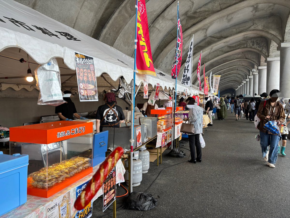 surfeelwakkanai's tweet photo. #サフィールホテル稚内 です🍧
北防波堤ドームで竣工90周年フェスタを行っておりました〜!!
地元のものや北海道ならではの食べ物がたくさんありました〜🌊
あいにくの天気でしたが大盛況でした☺️

#北海道　#稚内　#最北端
#北防波堤ドーム　#海の幸　#キッチンカー https://t.co/7cHAgeLZyu