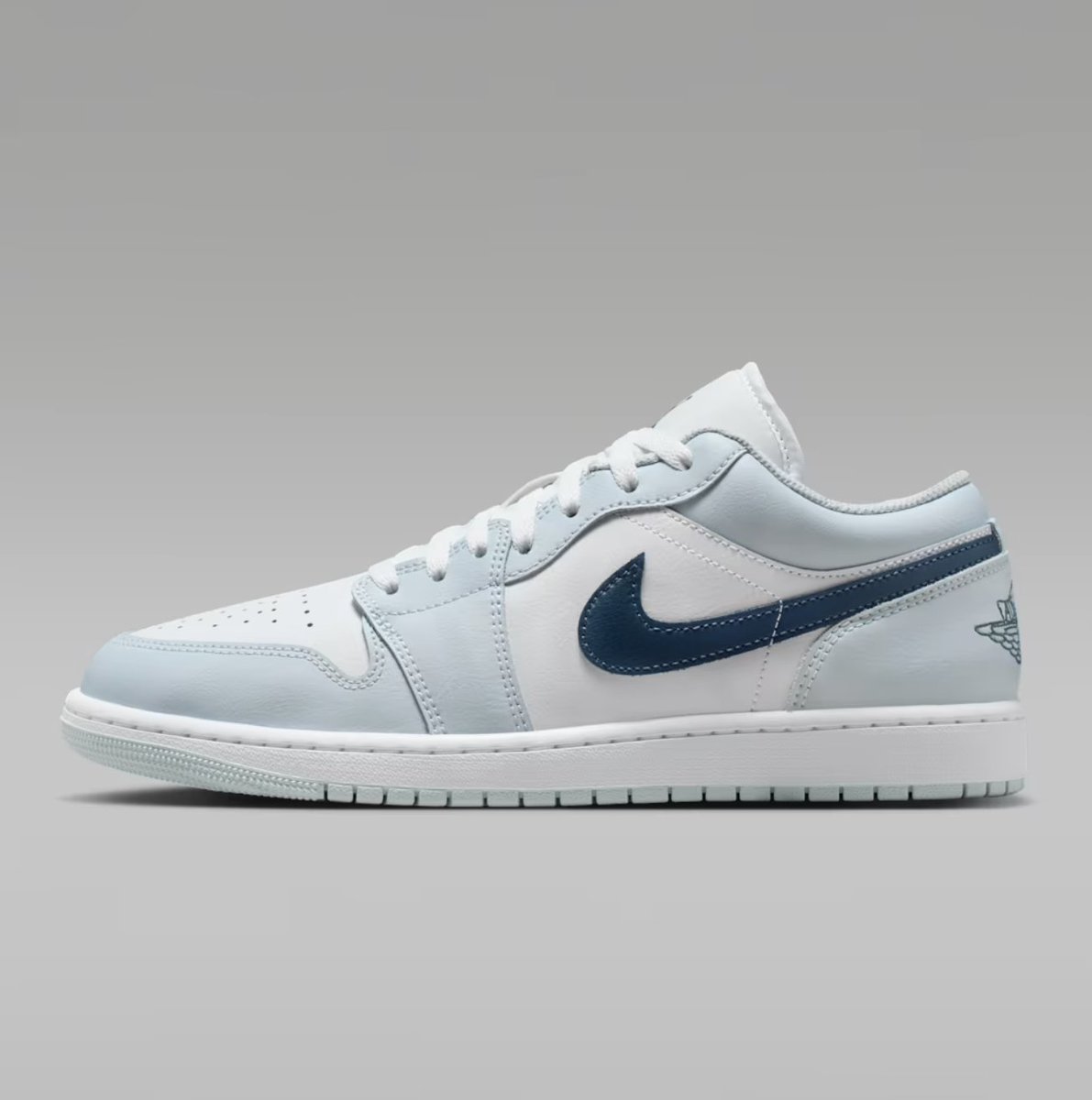 SOLELINKS's tweet photo. Ad: Ends tonight: Air Jordan 1 Low 'Aura/Squadron Blue' at $59.39 + FREE shipping, discount applied in cart => https://t.co/ngwYvXb1yg https://t.co/cmHhan8rFL