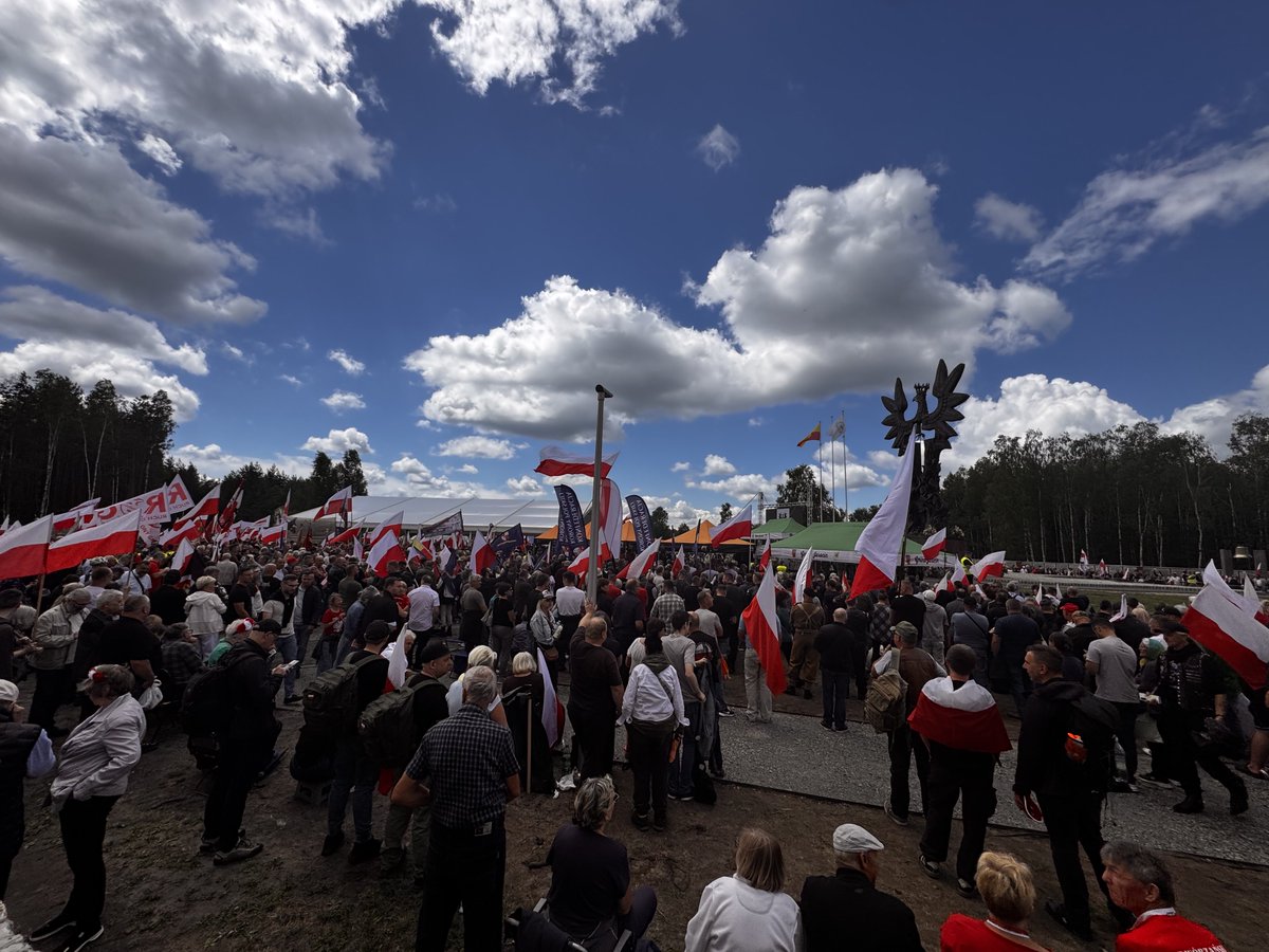 marek_skalski1's tweet photo. Tysiące polskich patriotów dziś w Domostawie https://t.co/GqqrVgKPG9
