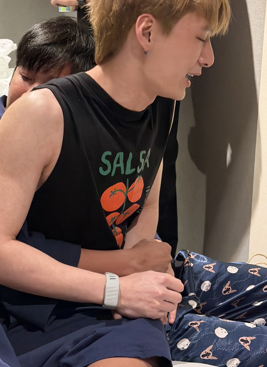 moomango_'s tweet photo. Same vest.
Kit hugging Pluto.
Kit hugged by Singto
Conclusion: Singto = Pluto.

#คริสสิงโต 
#KristPerawat #SingtoPrachaya https://t.co/XCJkUNbA7C