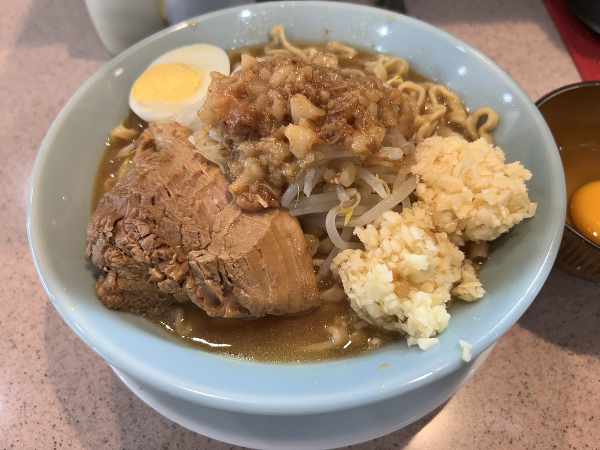 rawota2022's tweet photo. ラーメン富士丸平塚店300g野菜少なめニンニクちょい多めです。
インスパイアでこんなにうまい店があるとは！インスパ系は正直あまり良い経験がなく避けてましたがこちらは本当にうまい。開店前に並び一番をゲットからの一番スープはキメ細かい完全乳化で平太ちぢれ麺との相性もバツグン。最高！ https://t.co/nxg9HY8uWX