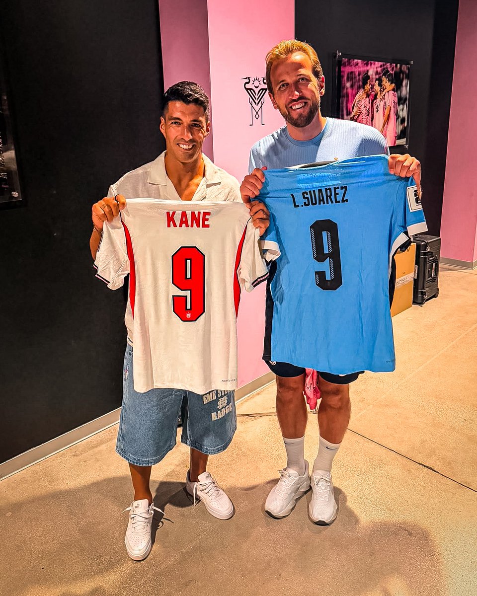FootyVerseqol's tweet photo. Two of the greatest No. 9s exchanging shirts. Football heritage. 👏🔥 https://t.co/By4APn4cfK
