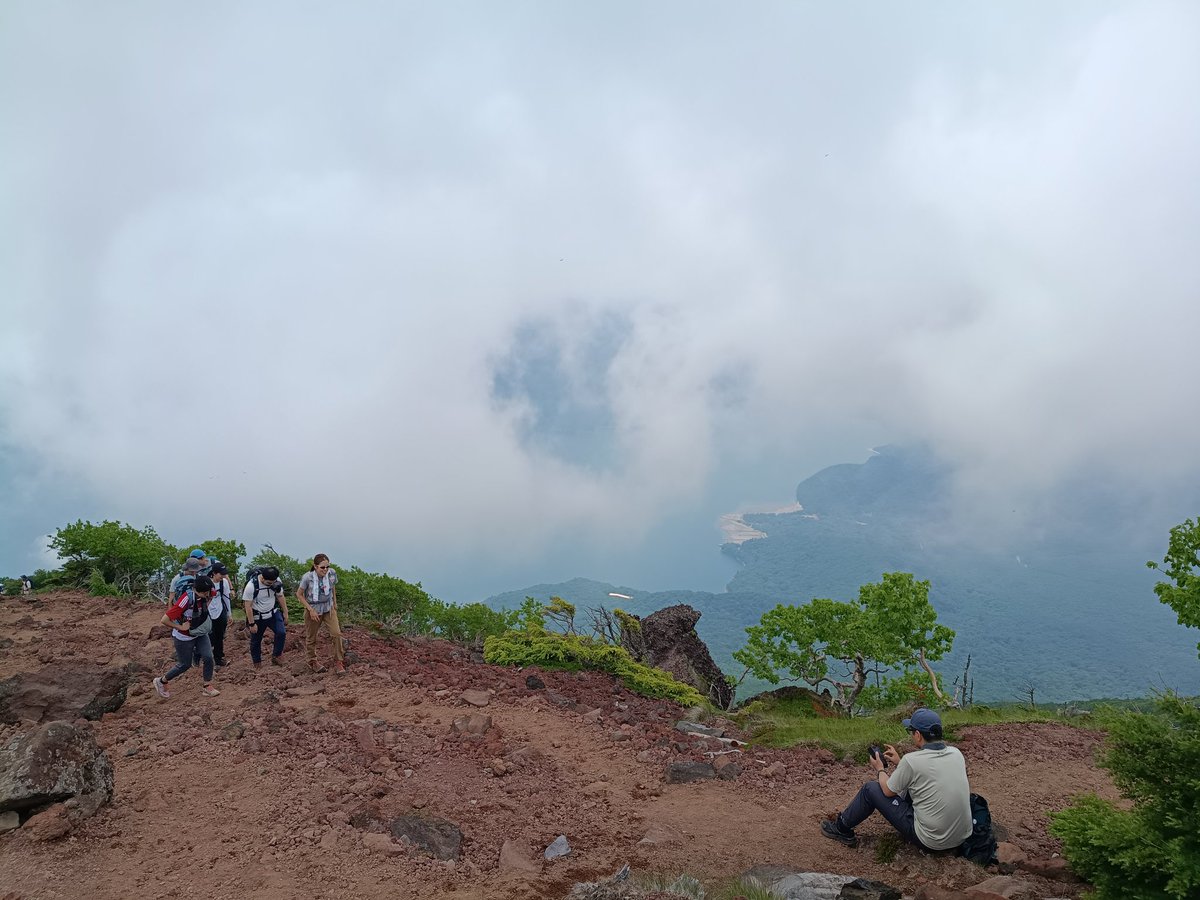 0235S's tweet photo. 今日は日光男体山でした⛰️
山頂は涼しかったですが、中禅寺湖はほぼ見えず😭
虚無が広がってました。
昼飯はコンビニマフィンにサラダチキンとチーズ二枚を足してハムタマゴマフィンDX！ https://t.co/GyQWtPZBPS