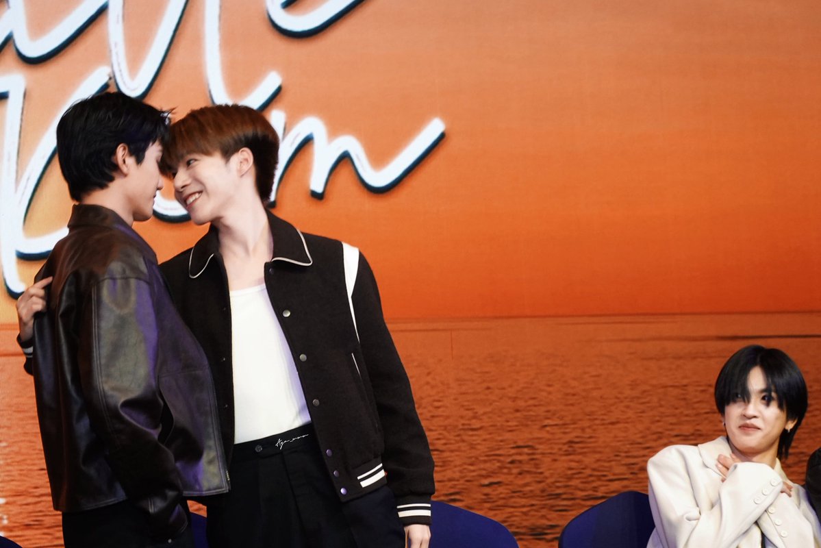 Aya_w3's tweet photo. 이제 자연스럽지ㅋㅋㅋ

#คนดีอาสาทำดีxภพเธอ 
#NetJJ #LatteKim
#KAZZMAGAZINE https://t.co/6xq3HAW0Bl