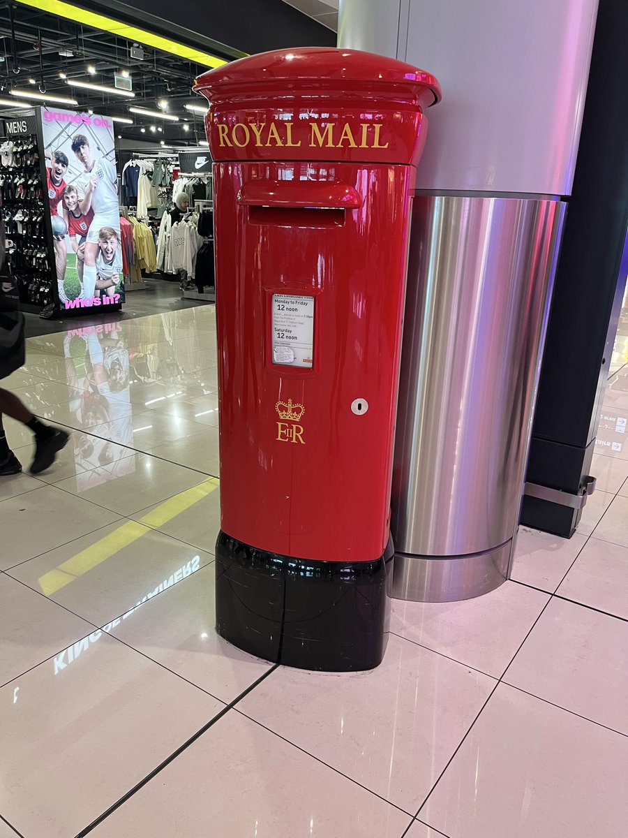 angelaproudnan's tweet photo. Ooooo very shiney 😁 #postboxsaturday #postbox #saturday #handwrittenletters https://t.co/IhGp8PUfPX