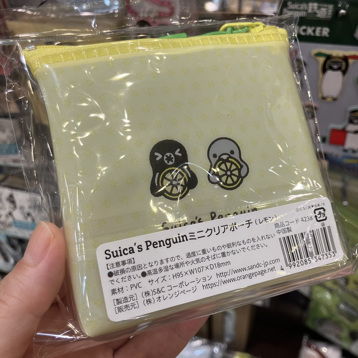 ekitetsu_osaka's tweet photo. ✨入荷情報🐧✨

こちらの可愛いポーチが入荷しましたぁ〜✨😆✨

こちらは『Suicaのペンギン　ミニクリアポーチ』です🐧
絵柄はレモン🍋と、鉄道シリーズの2種類です💁🏻‍♀️✨
開けなくても中身がわかるのが便利ですよね☺️✨
リップとか目薬を入れておくのにちょうどいいサイズなんですよぉ〜😉✨ https://t.co/wrZbJQgo0n