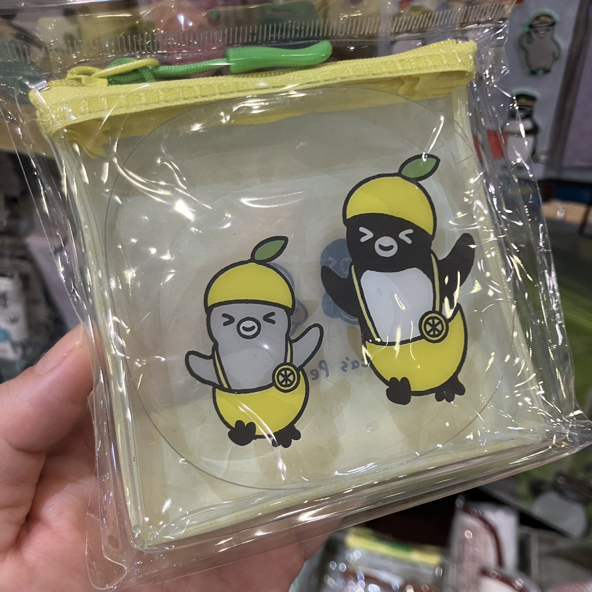 ekitetsu_osaka's tweet photo. ✨入荷情報🐧✨

こちらの可愛いポーチが入荷しましたぁ〜✨😆✨

こちらは『Suicaのペンギン　ミニクリアポーチ』です🐧
絵柄はレモン🍋と、鉄道シリーズの2種類です💁🏻‍♀️✨
開けなくても中身がわかるのが便利ですよね☺️✨
リップとか目薬を入れておくのにちょうどいいサイズなんですよぉ〜😉✨ https://t.co/wrZbJQgo0n