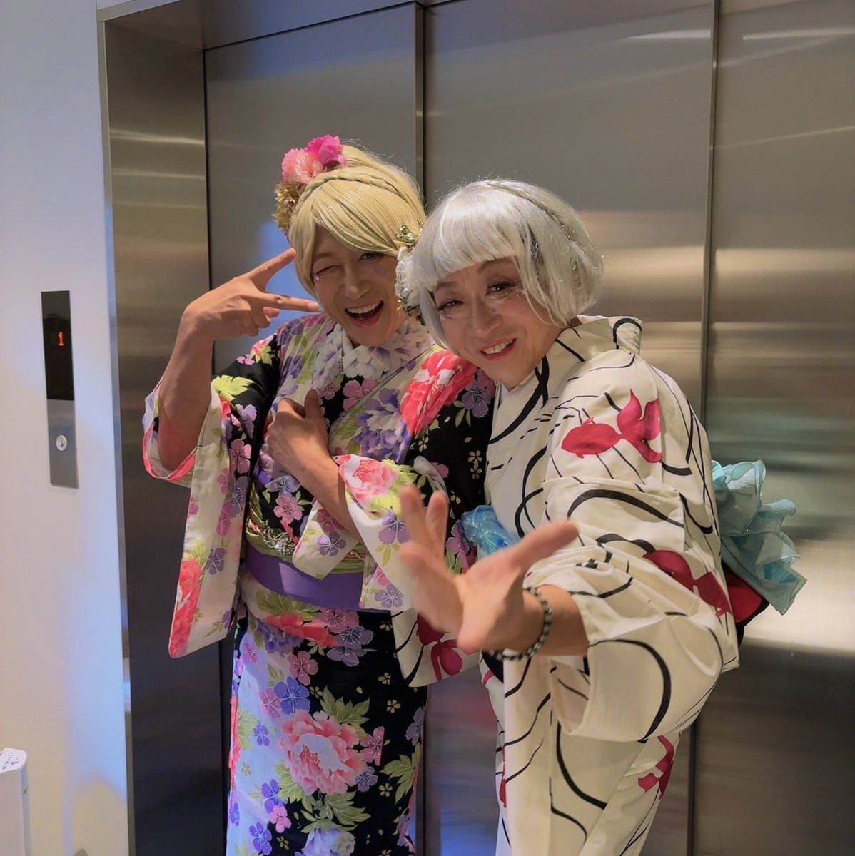 wa_gocoro_sake's tweet photo. 日本酒「#和心」お渡し会
ご来場いただき誠にありがとうございました！
たくさんの方に和心をお届けできて、
和子ママと賢子も嬉しくてギャルピース✌️
ぜひこの夏は和心をお楽しみください
#井上和彦　#堀内賢雄 https://t.co/y37hzresdU