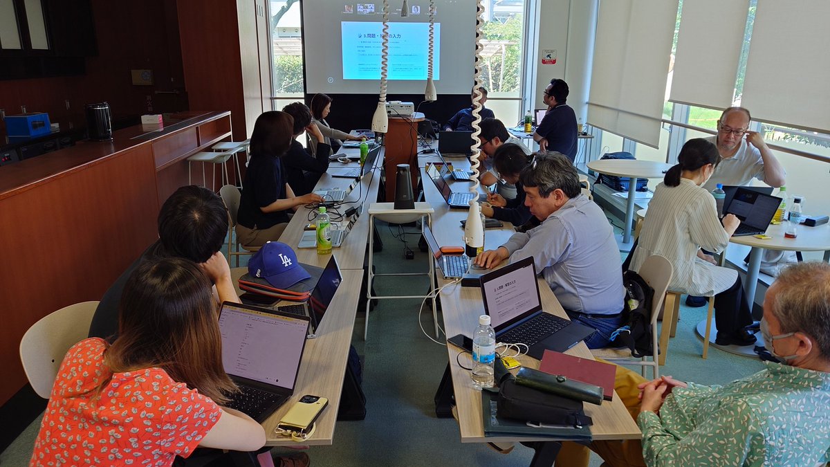 DanYuya's tweet photo. 本日は生成AIを活用した学習支援ツールに関する研究成果について情報学部生が発表しました！

海外の研究者もオンラインで参加するハイブリッド形式の研究会でしたが，みなさん同じような課題意識を持ち，たいへん興味深い議論が続きました🌠

アットホームでフレンドリーな研究の時間を過ごしました！ https://t.co/OpK887Y23r