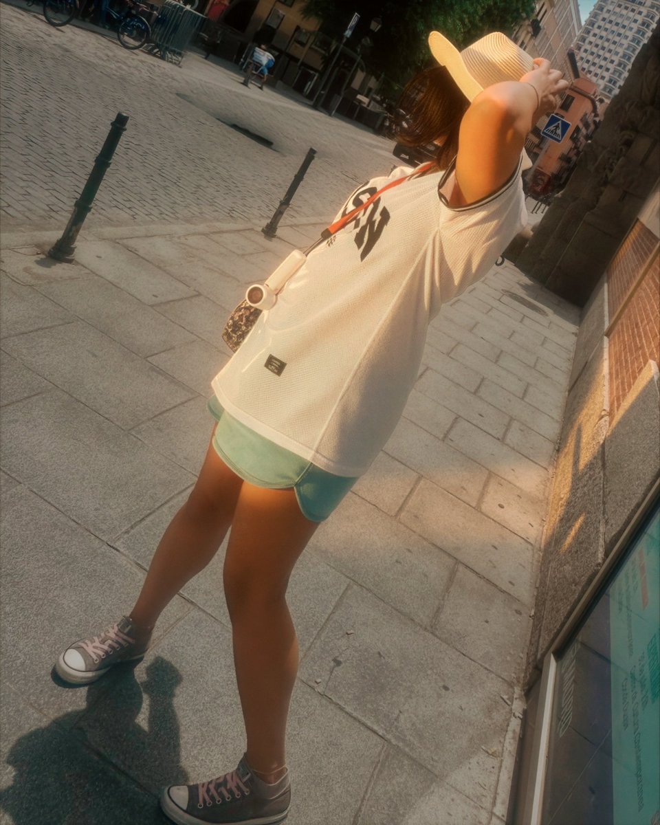 TheAshi99's tweet photo. Sun-kissed in spain with my soul friends for some mad cool festival ☀️ https://t.co/xJc0VW3zJZ