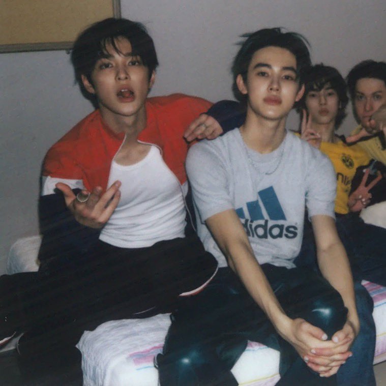 taegguqiesz's tweet photo. ADUH GOBLOK GUE SUKA BANGET FOTO INI ANJGSGGSGS SANGAT KEONHYEON BANGET😭😭keonho lu mantep bener angjirrrhrhd gaya begitu😭lu lqh yg megang ntik cocok bgt https://t.co/IH8R2IreGh