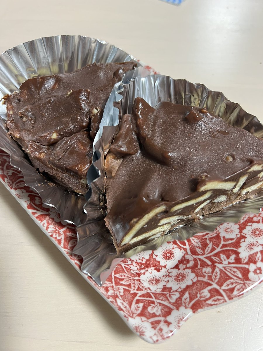 tamaosako's tweet photo. ベイクショップ
7/12日
11:00〜Openです♪

エリザベスチョコレートケーキ
ギネスチョコレートケーキ

ヴィクトリアサンドイッチケーキ2種
キャロットケーキ
ベイクウェルプディング

ポーターケーキ
スティッキートフィープディング

田舎の大きなスコーン
ロンドンのスコーン
アールグレイスコーン
ベーコン＆チーズスコーン

ベイクドパイナップルプディングは売り切れです。

お待ちしてます♪
奥でレッスンしています。

#英国菓子ブリティッシュプディング