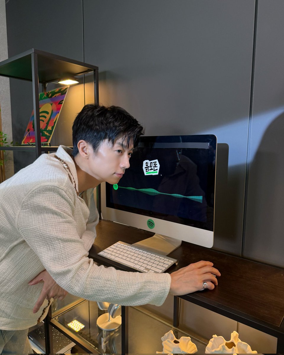 zzini_0928's tweet photo. 260711 장우영 레코즈✨️
옆선 최고다💙

#장우영 #JangWooyoung 
#음모론 #Spotify https://t.co/XdO2Se5IMW