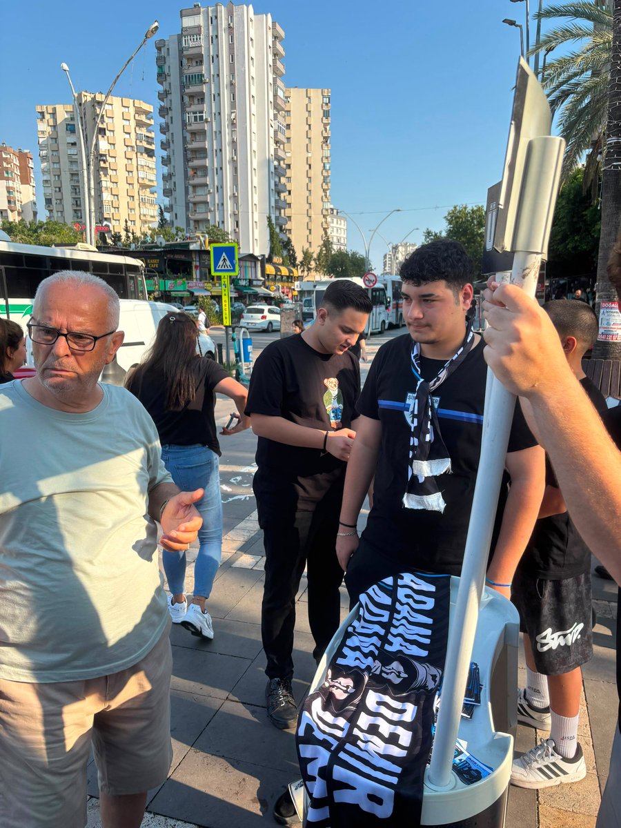 adanademiruni's tweet photo. Destek sadece tribünde değil, hayatın her alanında.

Üniversiteli Adana Demirsporlular olarak, Sarıyer İçecek'in Adana Demirspor'a özel hazırladığı tasarımlı kolaları dağıtarak kulübümüze verilen bu anlamlı desteğin Adana halkı tarafından daha fazla duyulmasına ve daha geniş kitlelere ulaşmasına katkı sağlamak istedik.

Adana Demirspor sevdası; birlik, vefa ve dayanışmadır. Kulübümüzün yanında duran herkese biz de omuz vermeye devam edeceğiz.

Emeği geçen herkese teşekkür ediyor, tüm Büyük Adana Demirspor camiasını kulübümüze destek veren markaların yanında olmaya davet ediyoruz.

@sariyericecek × @adanademiruni

#ÜniAdanaDemir 
#YaşasınDemirspor