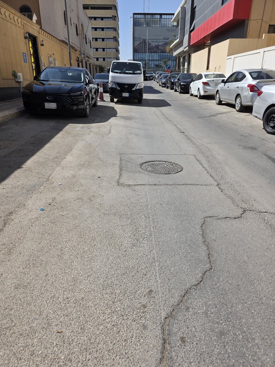 911Aboabdullah's tweet photo. @Riyadh_Parking @Amanatalriyadh وضعنا اليوم السبت المواقف على طريق الملك عبدالله فاضيه والسيارات معبيه الحاره وعلى مداخل الحي مضيقه المدخل !!!؟؟؟ طبعا الوضع وسط الأسبوع اسوا بمراحل  وين شركه مواقف الرياض  ؟ https://t.co/f45y5V5vGD