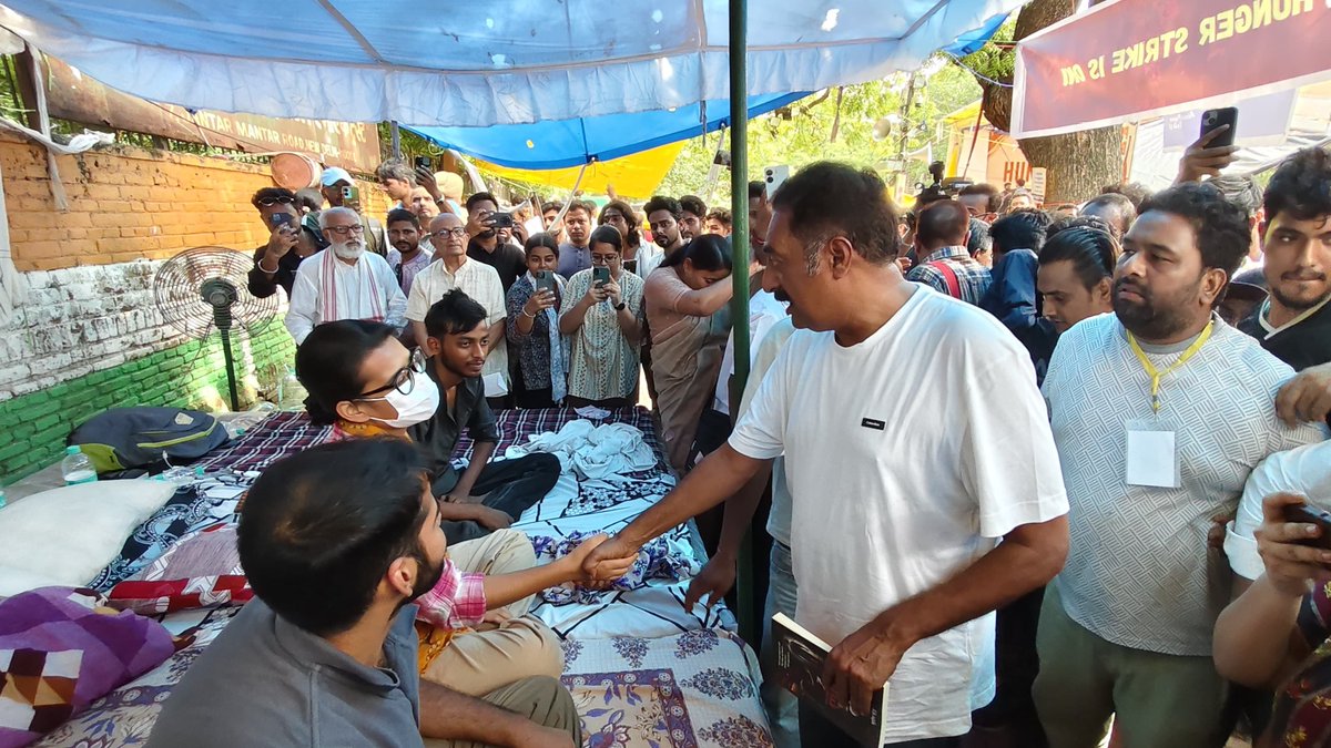 Dipankar_cpiml's tweet photo. On Day 14 of the Jantar Mantar hunger strike, Actor Prakash Raj and senior CPI(M) leaders Thomas Isaac and Jitendra Choudhary visited Jantar Mantar to extend solidarity. The health parameters of the hunger strikers are declining but their morale is high.
#ResignDharmendraPradhan https://t.co/jaJKUp21s4